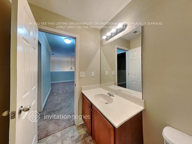 Building Photo - 490 Roland Manor Dr