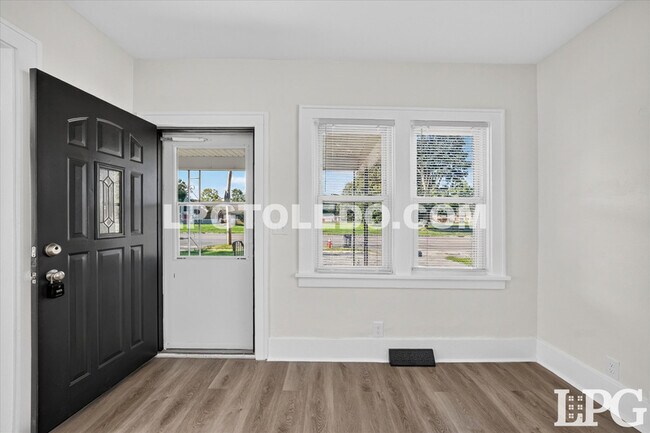 Building Photo - 2849 W Laskey Rd