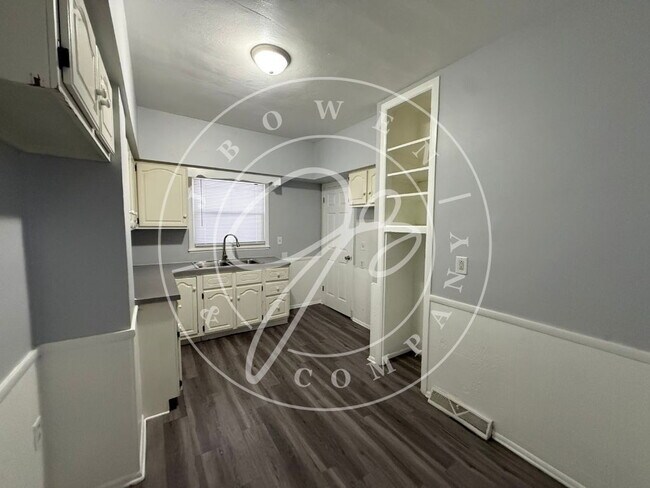 Building Photo - 560 Bronx Dr
