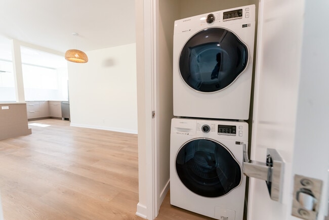 Building Photo - 833 20th St