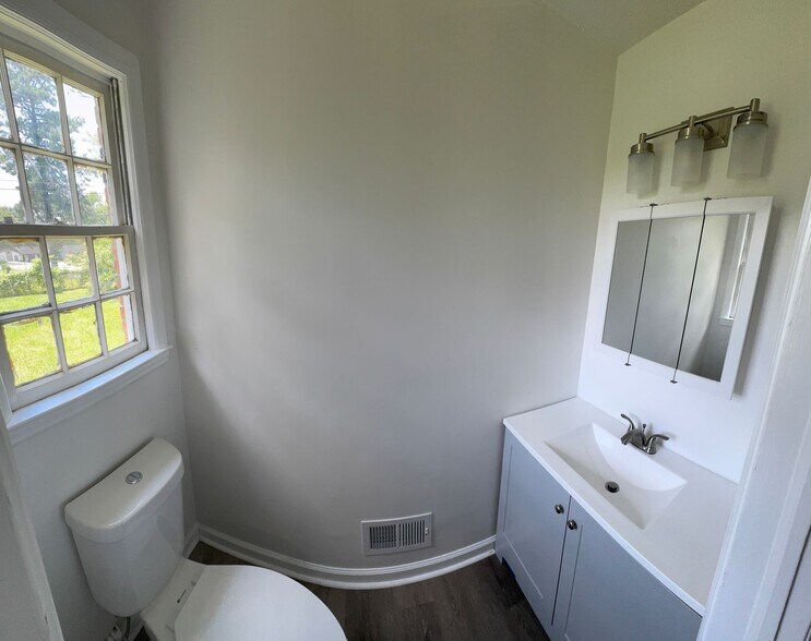 Master BR half bathroom - 416 West Lakeside avenue