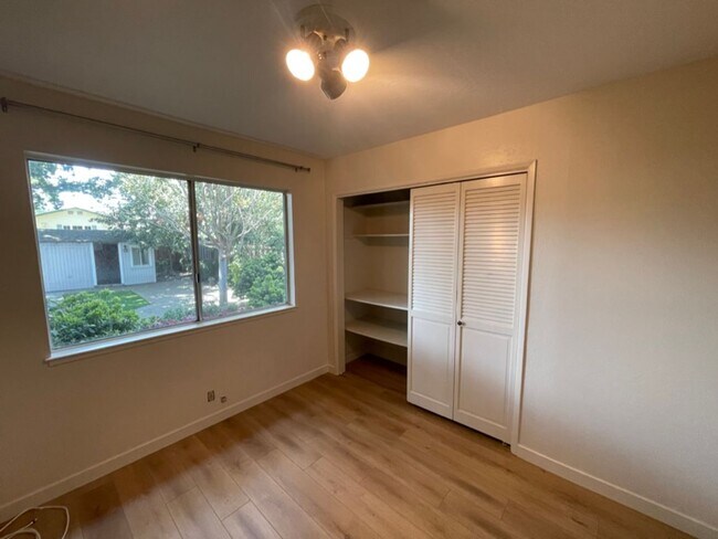 Building Photo - 3BD 1 BA Home in San Carlos with large bac...
