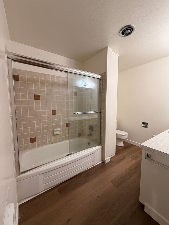 Building Photo - 2-Bedroom 1 1/2- bathroom Townhouse style duplex.