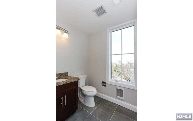 Building Photo - 555 10th St