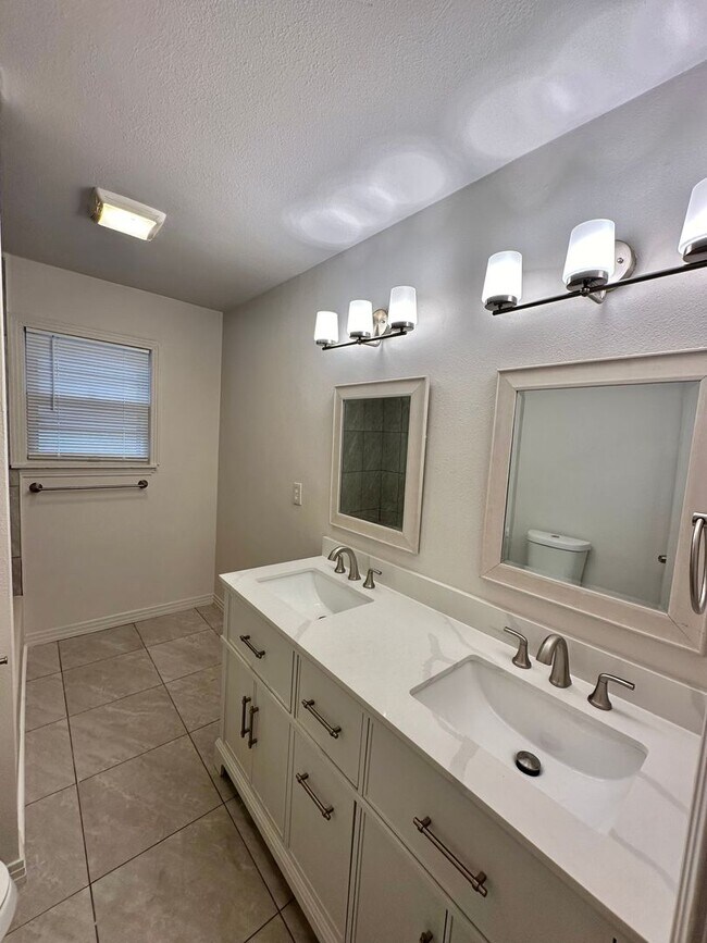Building Photo - Cozy Three Bedroom, Centrally Located!