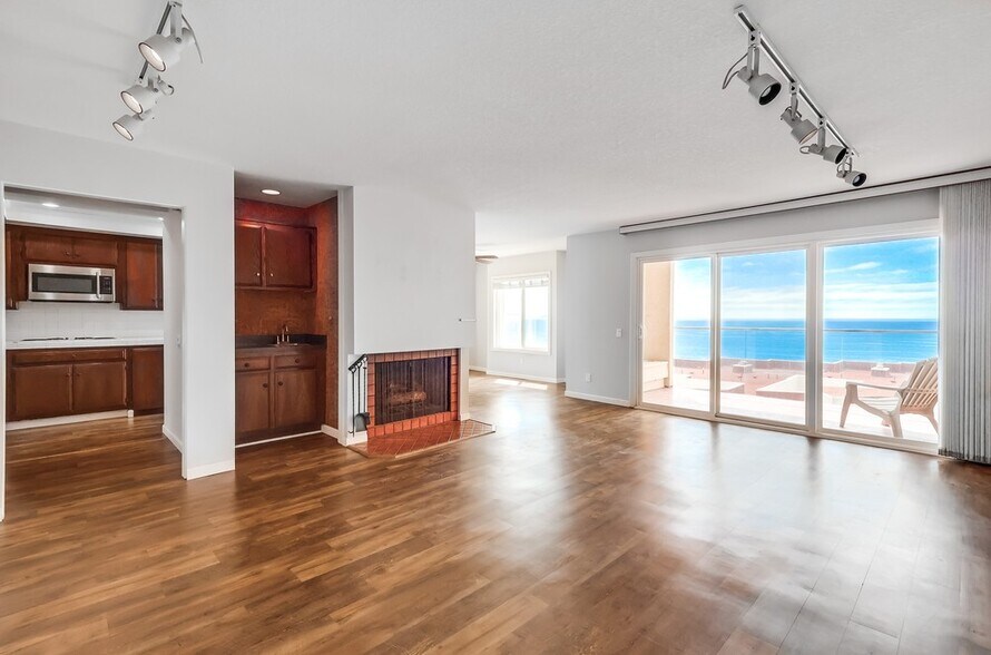 Building Photo - 3200 La Rotonda Dr