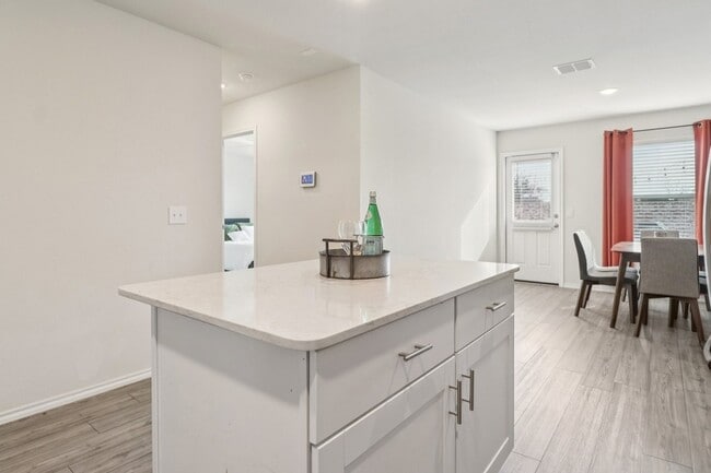 Building Photo - 475 Grenada Lk Dr