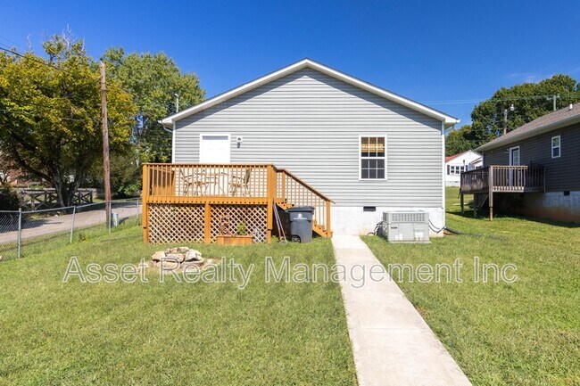 Building Photo - 524 Midlake Dr NE