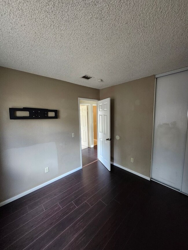Building Photo - Inviting 3-Bedroom Home