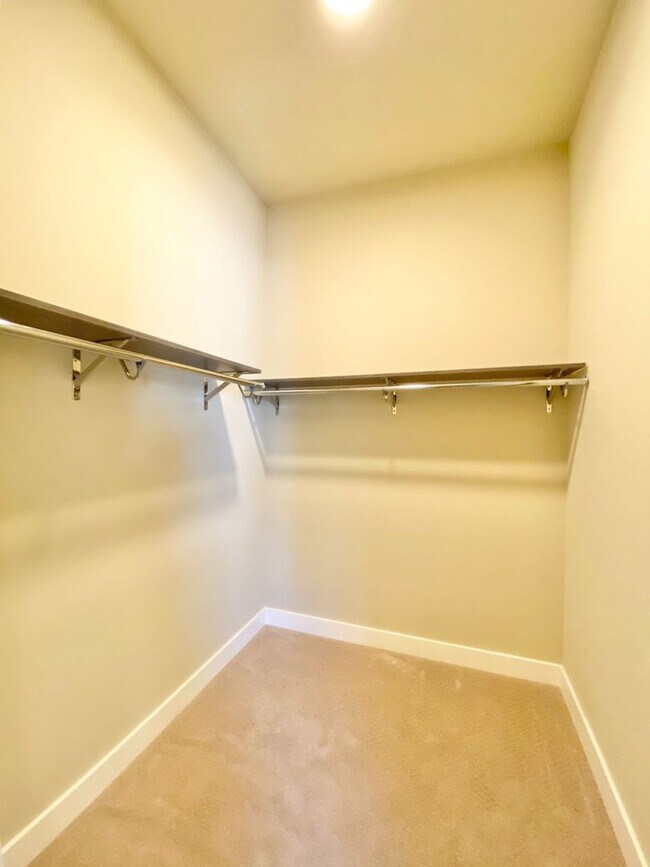 Building Photo - Built in 2017 – Stunning Modern Home for R...