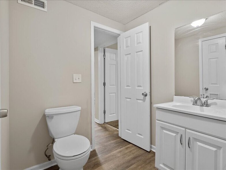 Building Photo - 10 W 98th St