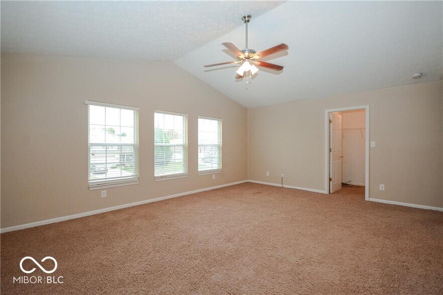 large master suite w/ 2 walk-in closets - 4327 Mahogany Dr