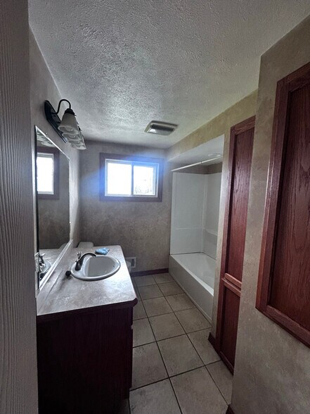 Building Photo - 4025 Kenyon Ave