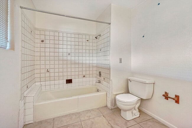 Building Photo - Light-Filled 2-Bed Tucson Rental w/ Vaulte...
