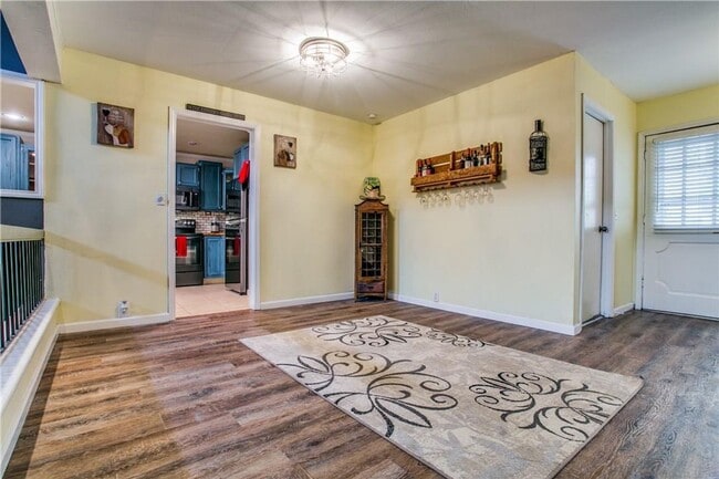 Building Photo - Beautifully Crafted 2/2.5/2 Town Home in Euless!
