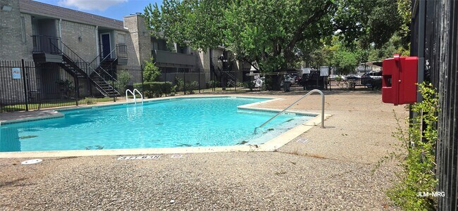 Building Photo - 9700 Leawood Blvd