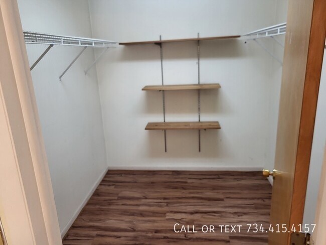 Building Photo - 2863 Marshall St