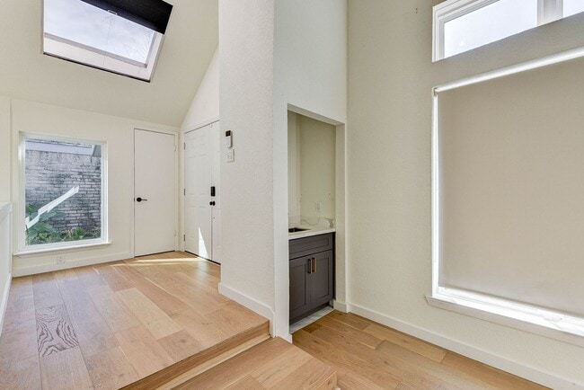 Building Photo - Museum District: Chic 2-Story newly updated home!