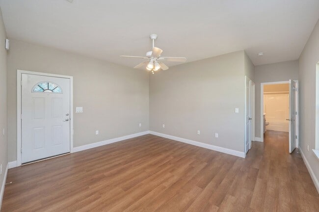 Building Photo - 3 bedroom 2.5 bathroom