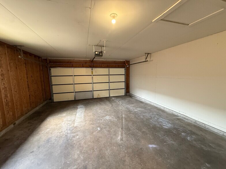 Building Photo - 624 Saxonwood Rd