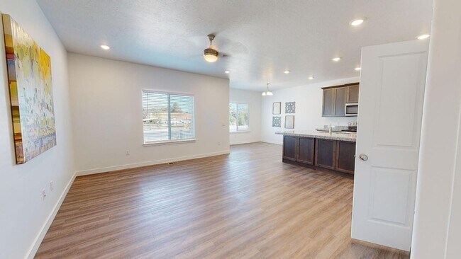 Building Photo - BEAUTIFUL 4-BEDROOM TOWNHOME FOR RENT