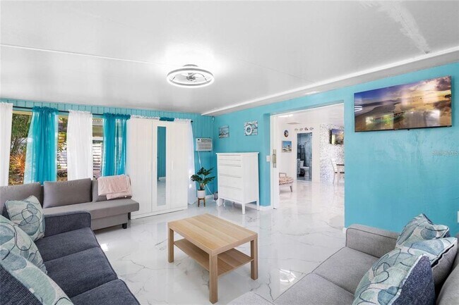 Building Photo - 8825 Oak St