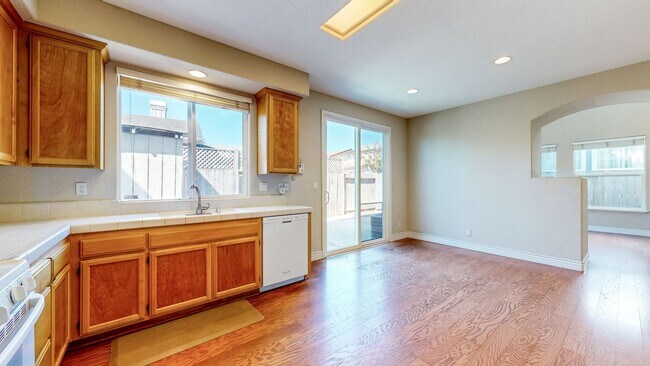Building Photo - Bright two story 3 Bedroom 2.5 Bathroom Ho...