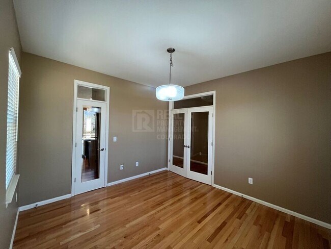 Building Photo - 325 Stone Creek Dr