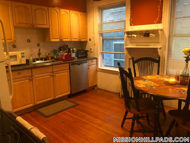 Primary Photo - 10 Sachem St