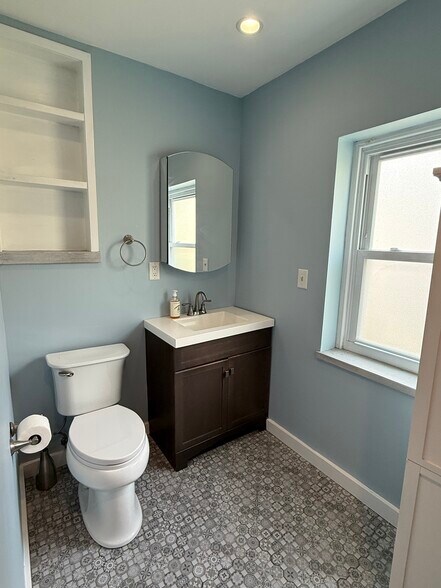 Full bathroom - 1617 Olive St