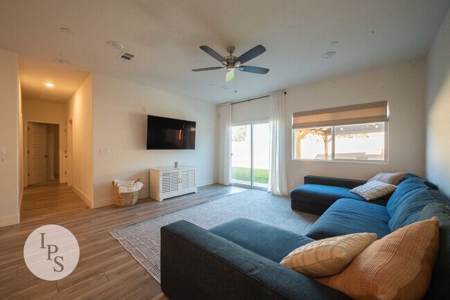 Building Photo - Madera Riverstone Home, 3BR/2BA, SOLAR, Community Pool, New Elementary School in Community!
