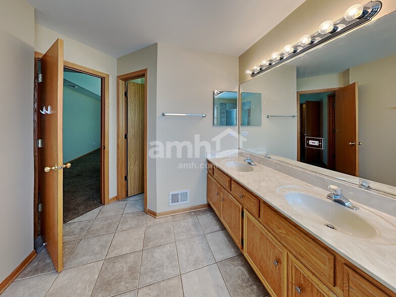 Building Photo - 302 Thames Dr