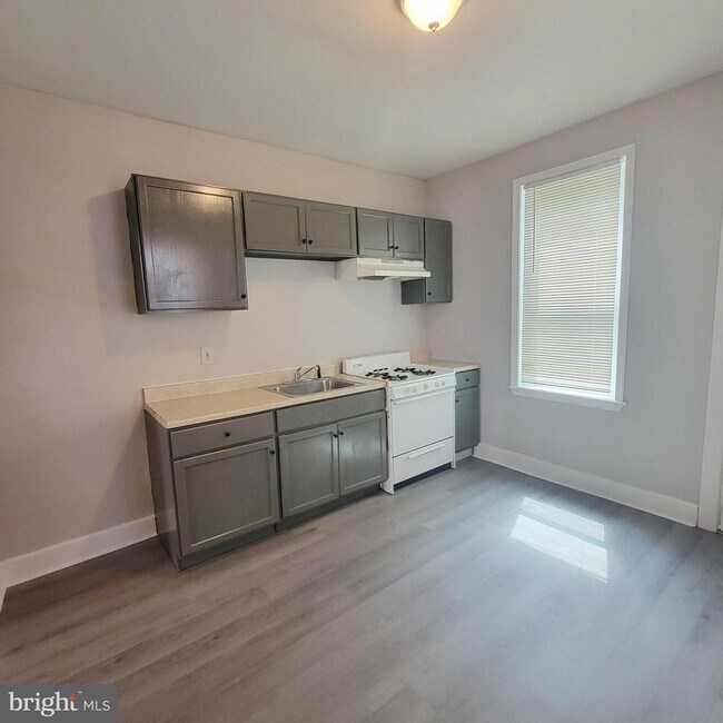 Building Photo - 5426 Regent St