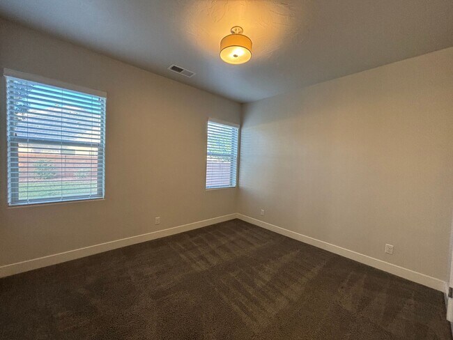 Building Photo - SPACIOUS SINGLE LEVEL HOME IN WASHINGTON FIELDS FOR RENT!