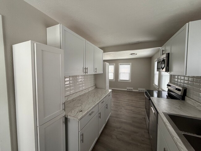 Building Photo - 3 Bedroom Home