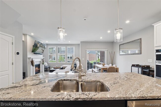 Building Photo - 765 Hummingbird Dr