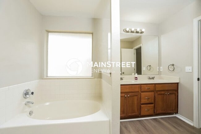 Building Photo - 3 Bedroom Pet-Friendly Home in NORMAN, OK with Main Street Renewal