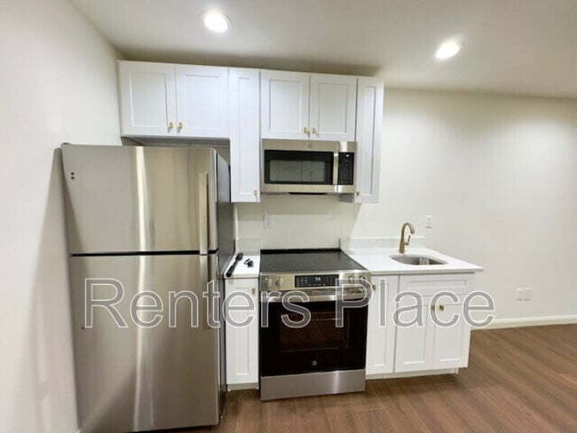 Building Photo - 1140 S Quincy Ave