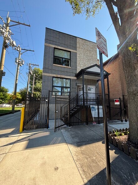 Building Photo - 713 W 19th Pl