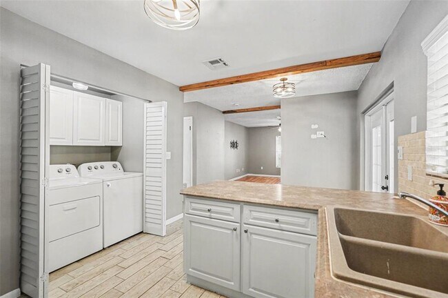 Building Photo - 7624 Desoto Ct