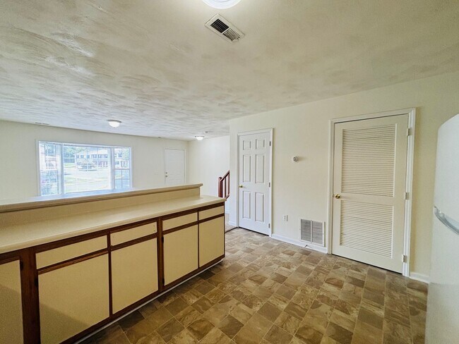 Building Photo - 840 Patrick Henry Dr