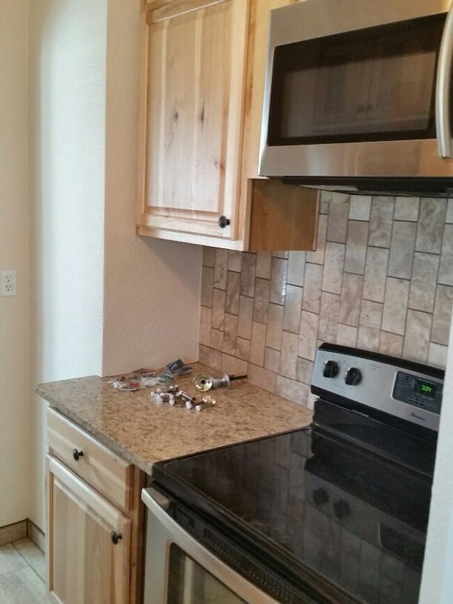 Building Photo - AWESOME 3-BDRM HOME NEAR DU - INCLUDES GAR...