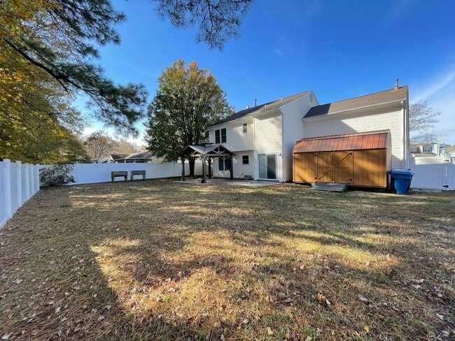 Building Photo - Beautifully updated home on large corner lot