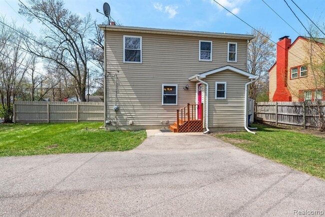 Building Photo - 3260 Sashabaw Rd