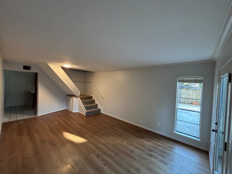Building Photo - 2137 Branard St