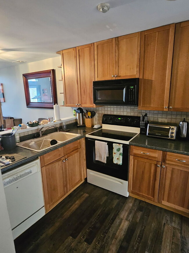 Building Photo - 5915 Meadow Dr