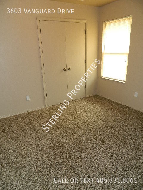 Building Photo - 3603 Vanguard Dr