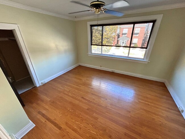 Building Photo - Charming 2-Bed Gem in St. Louis with 966 S...