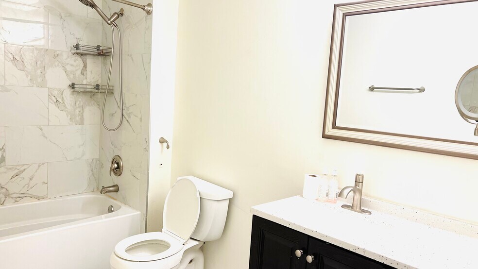 Building Photo - 722 E Whispering Oaks Dr