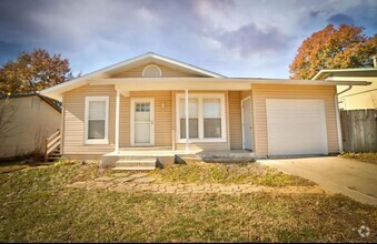 Building Photo - Adorable 3 Bedroom 1 Bathroom Home In St. ...